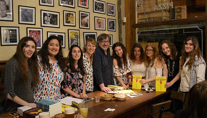 Sergio Olguín junto al equipo de editoras de Odelia editora Sergio Olguín junto al equipo de editoras de Odelia editora