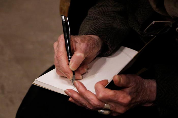 Ida Vitale firma un libro en el Museo de la Ciudad de México, en 2022.