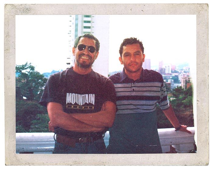 Carlos Holguín, autor del libro ¡No me digás! Cali, su centro y sus vericuetos, acompañado de Hache Holguín, ilustrador del libro. Enero, 2000 (Foto: archivo particular)