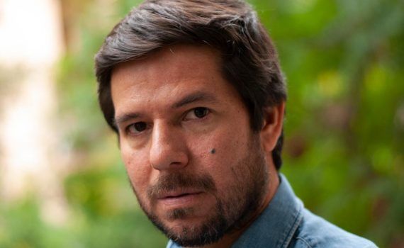 El escritor peruano Renato Cisneros, invitado al Festival Benengeli 2024